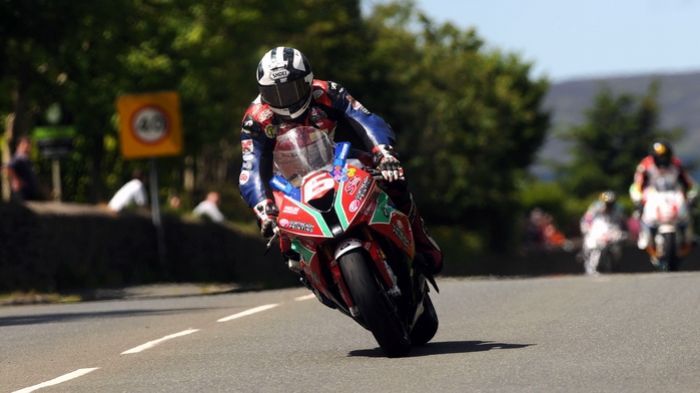 IOMTT Superstock: Νίκη Michael Dunlop